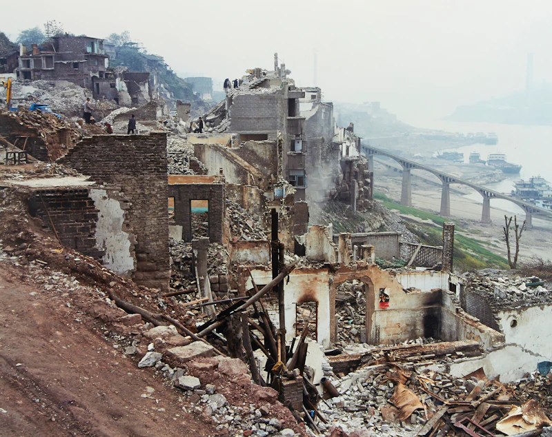 Edward Burtynsky, Three Gorges Dam Project, Wan Zhou #2, Yangtze River, China 2002, chromogenic colour print - view 3