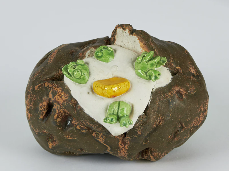 David James Gilhooly, A Baked Potato with Butter and Frogs, ceramic sculpture, 1971 - view 2