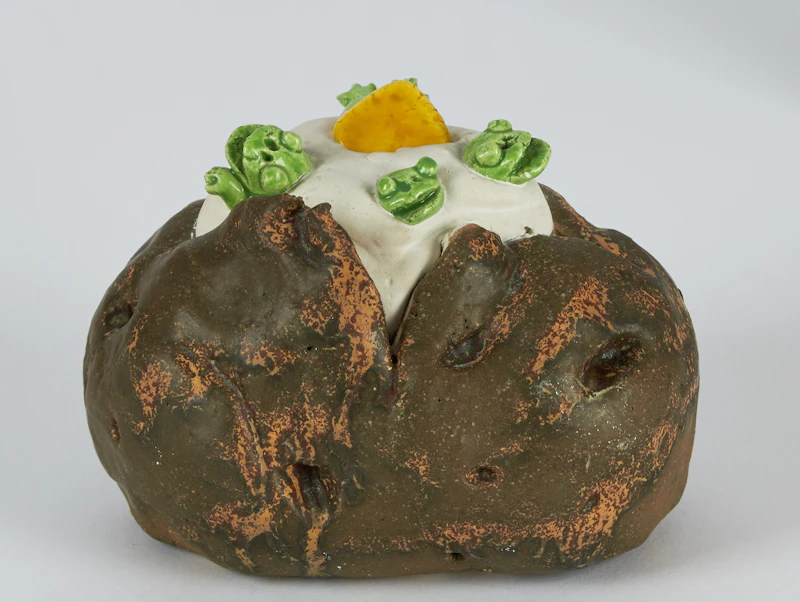 David James Gilhooly, A Baked Potato with Butter and Frogs, ceramic sculpture, 1971 - view 4