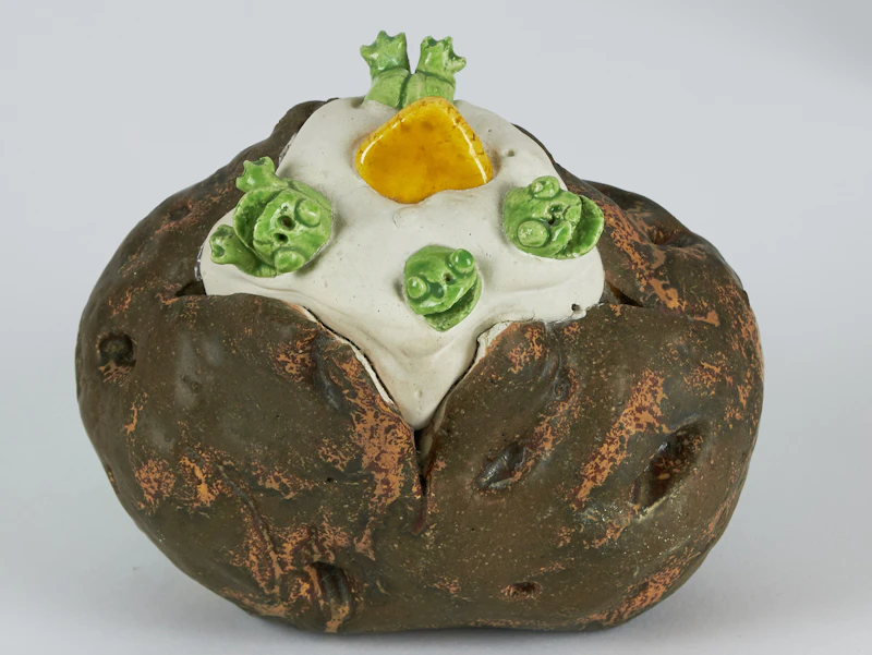 David James Gilhooly, A Baked Potato with Butter and Frogs, ceramic sculpture, 1971 - view 5