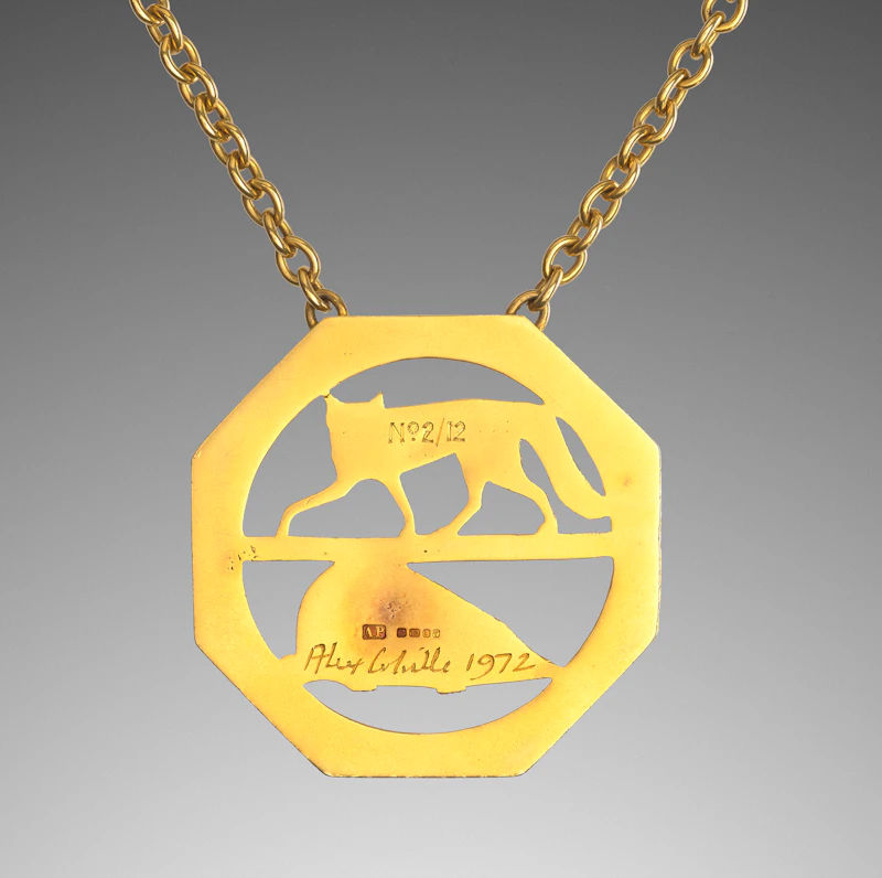David Alexander Colville, Fox and Hedgehog, 18 carat gold medallion, 1972 - view 2