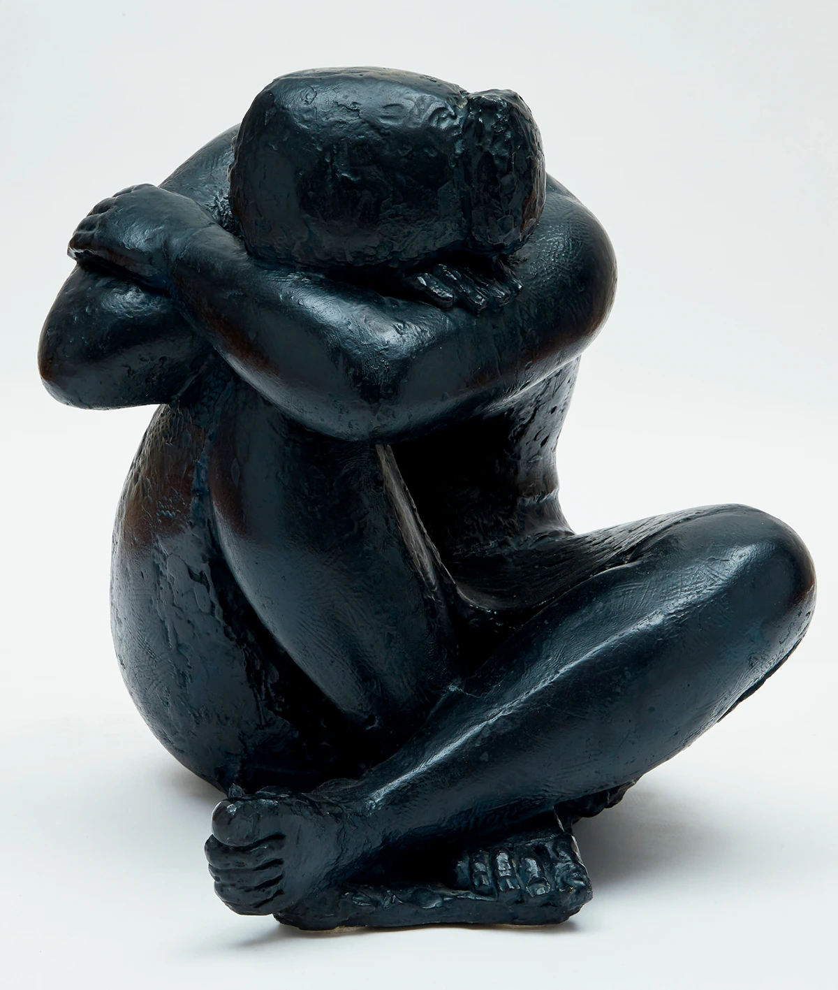 Antoniucci Volti, Nu féminin assis “Camelia”, dark blue patinated bronze